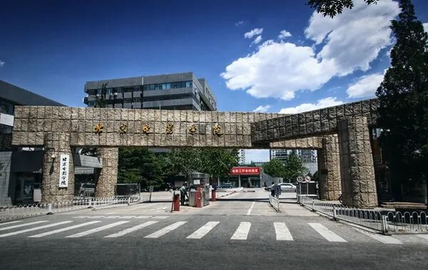 這所盛產明星的大學，沒想到也是美術生的殿堂！2